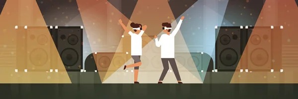 Couple de danseurs portant des lunettes de réalité virtuelle dansant sur scène avec des effets de lumière studio disco équipement musical haut-parleur multimédia fond plat bannière horizontale — Image vectorielle