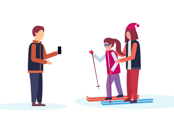 カップルの冬の休暇の写真のスキーヤーを取る人コンセプト フラット分離水平 — ストックベクタ