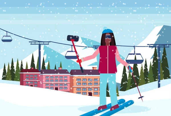 Nő vesz selfie ski resort hotel házak épületek felvonó havas hegyek fenyő fa táj háttér téli vakáció koncepció vízszintes, sík — Stock Vector