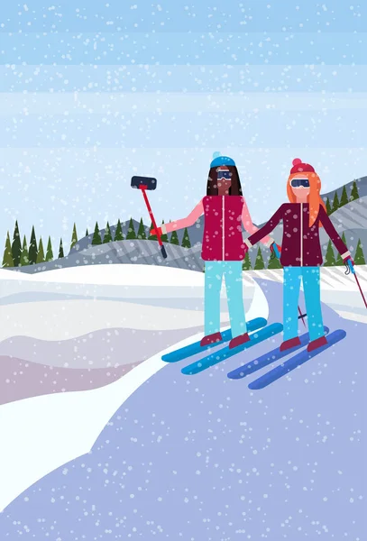 Mulheres casal esquiadores tomando selfie inverno nevado montanha colina abeto floresta paisagem fundo vertical plana — Vetor de Stock