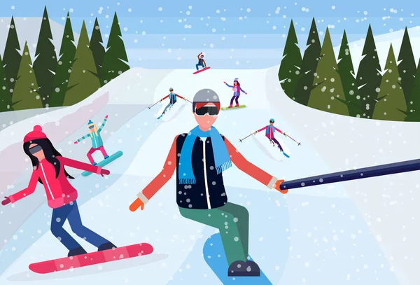 Человек делает селфи фото сноубордисты лыжники люди скольжения вниз снежный горный холм ель ландшафтный фон зимний отдых концепция плоской горизонтальной — стоковый вектор
