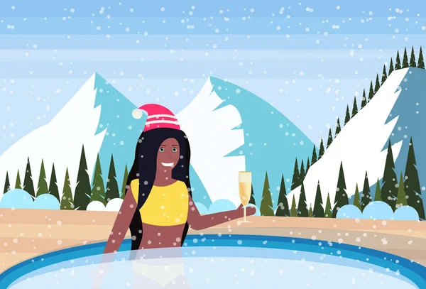 Mujer celebrar champán relajarse en la piscina al aire libre complejo de lujo montañas nevadas abeto bosque paisaje fondo invierno vacaciones concepto plano horizontal — Archivo Imágenes Vectoriales