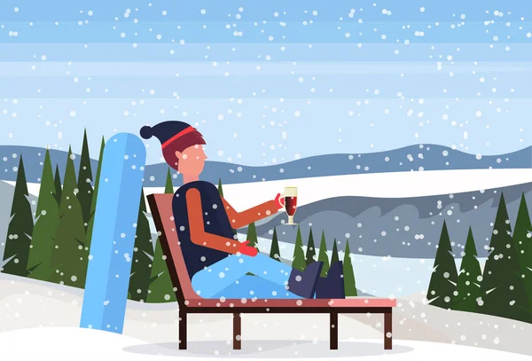Ο άνθρωπος χαλαρώνοντας σε καρέκλα σαλονιών μετά σνόουμπορντ στο χιονοδρομικό θέρετρο τύπος πίνοντας ζεστό κρασί χειμερινές διακοπές έννοια χιονισμένο ορεινό τοπίο επίπεδης και οριζόντιας — Διανυσματικό Αρχείο