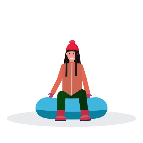Heureuse femme luge sur neige caoutchouc tube hiver vacances activité concept femelle dessin animé personnage isolé plat — Image vectorielle