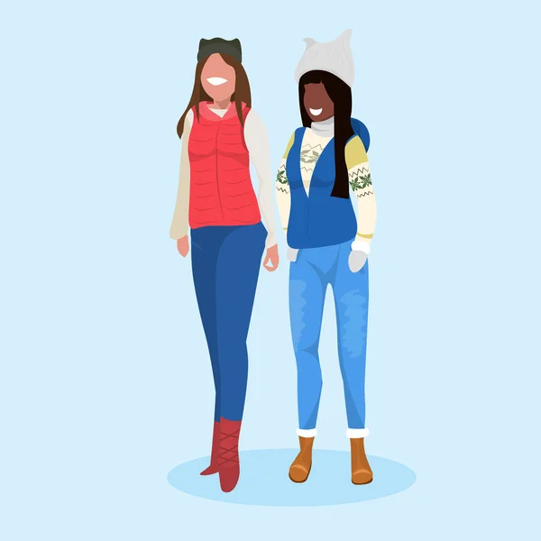Mix tävling kvinnor står tillsammans glada tjejer bär vinter kläder kvinnliga tecknad karaktär full längd platt — Stock vektor
