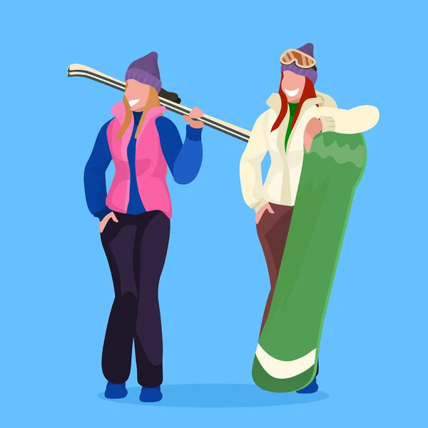 Vrouwen skiër snowboarder holding apparatuur gelukkig meisjes winter vakantie activiteit concept vrouwelijke cartoon karakter volle lengte plat — Stockvector