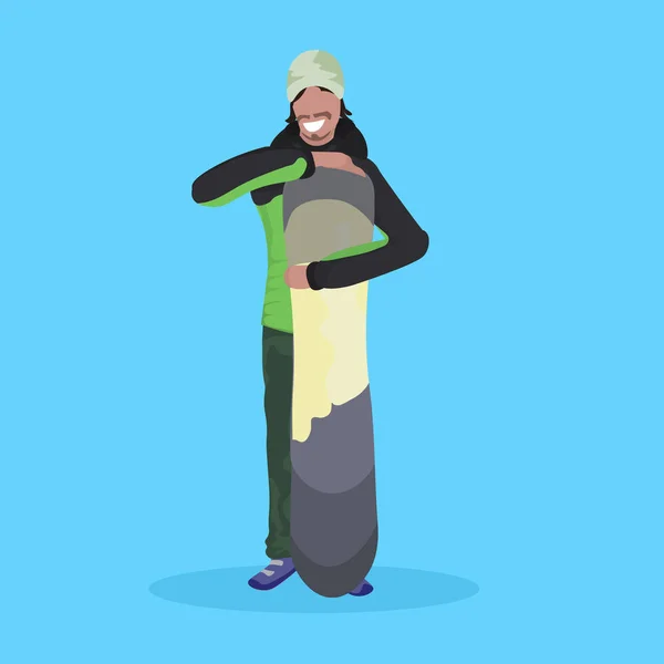 Homme snowboarder tenant snowboard heureux gars hiver vacances activité concept mâle dessin animé personnage pleine longueur plat — Image vectorielle