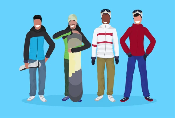 Чоловіки лижник сноубордист тримає обладнання щасливих хлопців в зимовому одязі концепція відпустки чоловічий мультиплікаційний персонаж повної довжини плоский горизонтальний — стоковий вектор