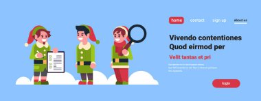 Elfler Noel Baba yardımcı büyüteç cam ve Ok denetim listesi mutlu yeni yıl neşeli Noel kavramı düz yatay kopya alanı arama başarılı