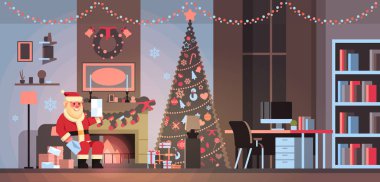 oturma odasında Noel Baba Noel yılbaşı tatil sit koltuk çam ağacı şömine okuma mektup dilek listesi ev iç kavramı için düz yatay dekore edilmiştir.