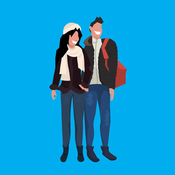 Adam kadın çift birlikte erkek kadın karikatür karakter tam uzunlukta mavi arka plan düz duran kış kıyafetleri — Stok Vektör