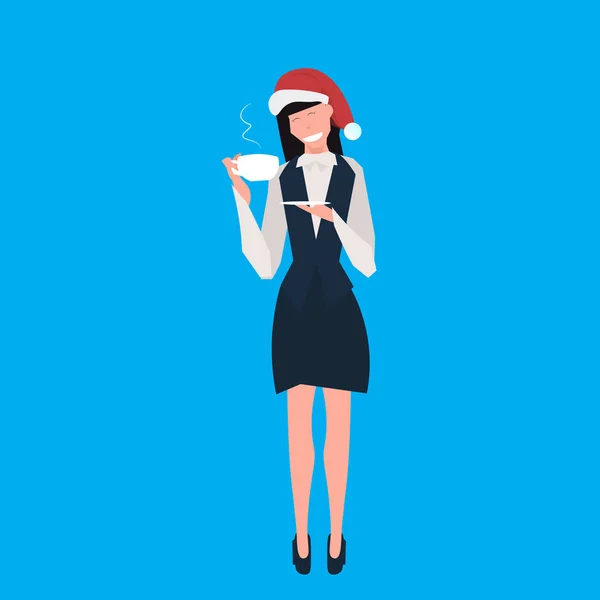 Mujer de negocios vistiendo sombrero rojo santa bebida café personaje de dibujos animados femeninos longitud completa fondo azul plana — Vector de stock