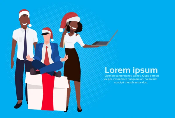 Blanda race affärsmän Röd hatt sitter lotus pose presentbox närvarande använder laptop kvinnliga manlig seriefigur platt horisontellt — Stock vektor