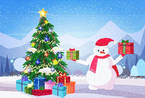 Χιονάνθρωπος κρατήστε τυλιγμένο δώρο πλαίσιο παρόντες κοντά διακοσμημένο έλατο δέντρο χαρούμενα Χριστούγεννα ευτυχισμένο το νέο έτος διακοπές έννοια χειμερινό βουνό δασικό τοπίο φόντου οριζόντια επίπεδη — Διανυσματικό Αρχείο