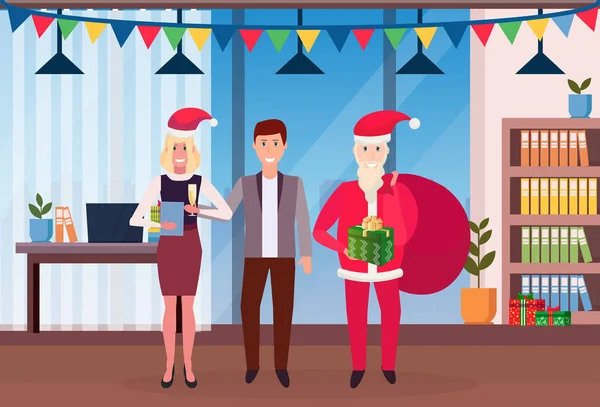 Санта-Клаус з діловими людьми, що стоять в сучасному офісному інтер'єрі нового року веселого різдвяного святкування концепція плоского горизонтального — стоковий вектор