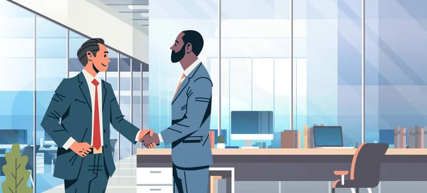 Business men handshake agreement concept mix race business men partnership comunicación moderno oficina interior masculino dibujos animados carácter plano retrato horizontal — Archivo Imágenes Vectoriales