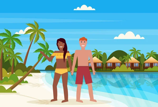 Mix race couple on tropical island with villa bungalow hotel on beach mare verde palme paesaggio estate concetto di vacanza piatta orizzontale — Vettoriale Stock