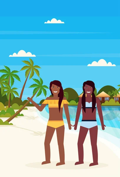 Couple femmes bikini sur île tropicale avec villa bungalow hôtel sur plage bord de mer vert palmiers paysage vacances concept appartement vertical — Image vectorielle