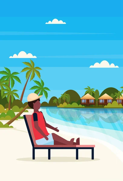 Homem sentado sol cama lounge cadeira na ilha tropical villa bungalow hotel praia praia verde palmeiras paisagem verão férias conceito plana horizontal —  Vetores de Stock