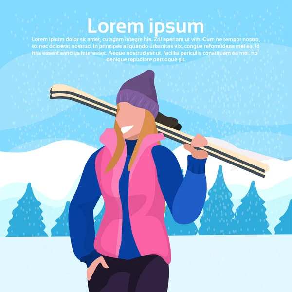 Gelukkige vrouw met ski's meisje winter vakantie activiteit concept fir tree besneeuwde berg landschap vrouwelijke cartoon portret platte kopie tekenruimte te gaan — Stockvector