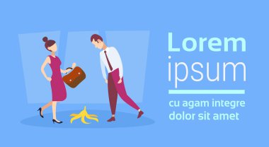 işlem kadın erkek karikatür karakter düz yatay kopya alanı tam uzunlukta çalışkan muz cilt soyma iş kaza kavramı üzerinde adım overworked iş adam kadın