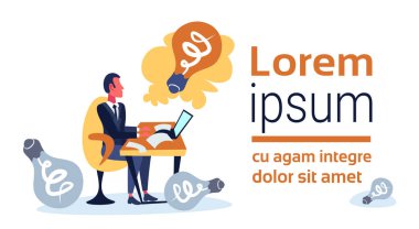 dizüstü bilgisayar üreten yaratıcı yenilik fikir kavramı ışık lamba simge ofis masaüstü çizgi film karakteri düz yatay tam uzunlukta kopya alanı kullanarak iş adamı