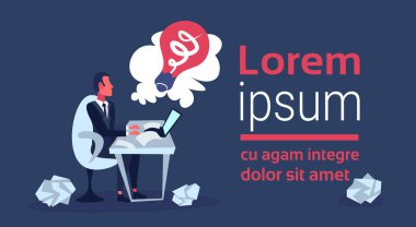 dizüstü bilgisayar üreten yaratıcı yenilik fikir kavramı ışık lamba simge ofis masaüstü çizgi film karakteri düz yatay tam uzunlukta kopya alanı kullanarak iş adamı