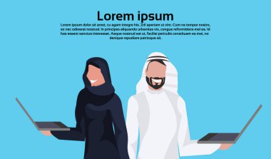 Arapça çift geleneksel kıyafetlerle dizüstü tutarak siyah beyaz Sari iletişim online eğitim kavramı Arap iş adam kadın karikatür karakter avatar portre kopya alanı çalışma