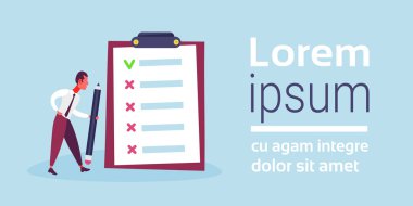 işadamı denetim listesi çözüm anket kene ve çapraz onay işareti strateji yaratıcı süreç yatay erkek karikatür karakter kopya alanı planlama