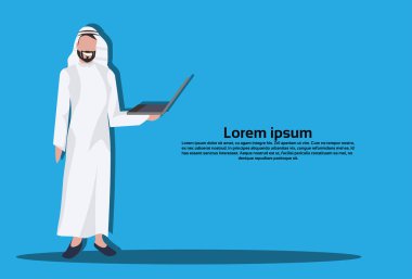 Geleneksel giyen dizüstü kullanarak Arapça iş adamı Arap işadamı erkek çizgi film karakter avatar mavi arka plan tam uzunlukta sıklığı düz yatay kopya alanı elbise