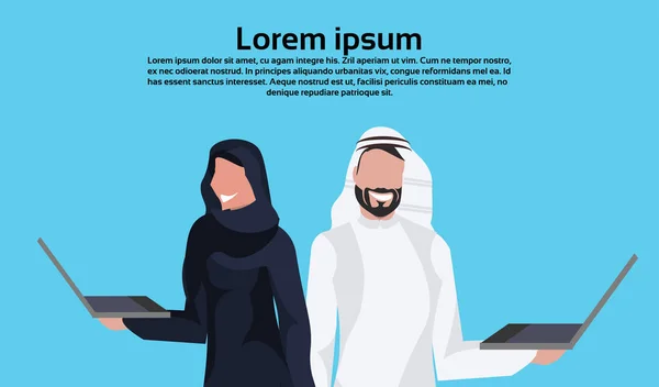 Arapça çift geleneksel kıyafetlerle dizüstü tutarak siyah beyaz Sari iletişim online eğitim kavramı Arap iş adam kadın karikatür karakter avatar portre kopya alanı çalışma — Stok Vektör
