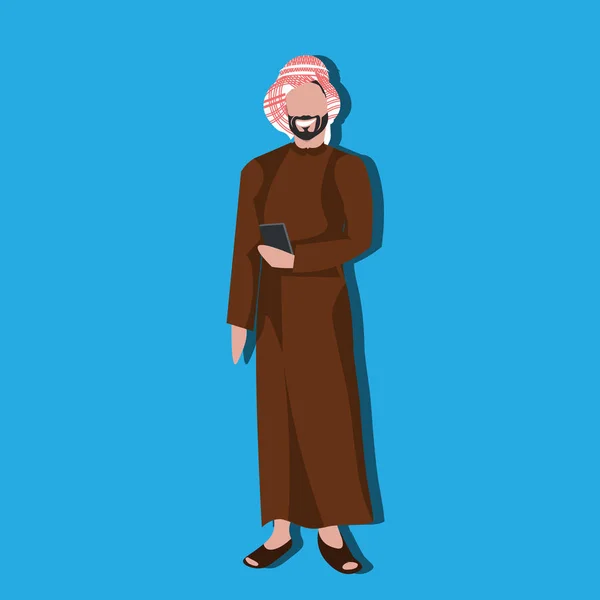 Арабська ділової людини за допомогою смартфона носити традиційний одяг Арабські бізнесмен чоловічого мультфільм характер avatar, blue фон повну довжину плоскі — стоковий вектор