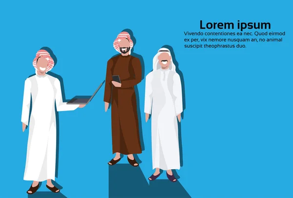 Arapça iş erkek birlikte geleneksel giysiler Arap işadamları giyiyor mavi arka plan yatay kopya alanı tam uzunlukta düz ayakta araçları kullanma — Stok Vektör