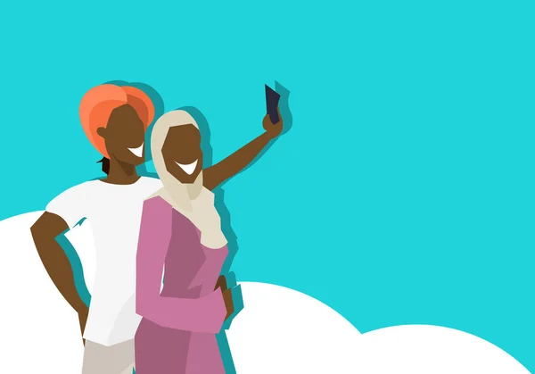Africká pár bokovky takže selfie na odpočinek muž žena užívat fotografie smartphone kreslený charakter dovolenou koncept ploché portrét horizontální — Stockový vektor