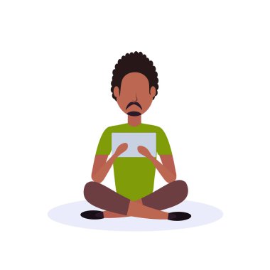 Afrika kökenli Amerikalı adam tablet erkek yüzü olmayan çizgi film karakteri düz kullanarak izole poz oturuyor