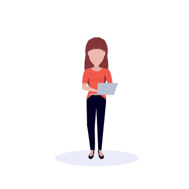 Laptop ayakta poz izole meçhul siluet kadın karikatür karakter tam uzunlukta düz kullanan kadın