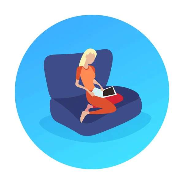 Mujer usando sofá portátil relajarse concepto marco redondo plano aislado — Vector de stock