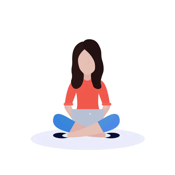 Mujer sentada pose usando portátil aislado mujer sin rostro personaje de dibujos animados plana — Vector de stock