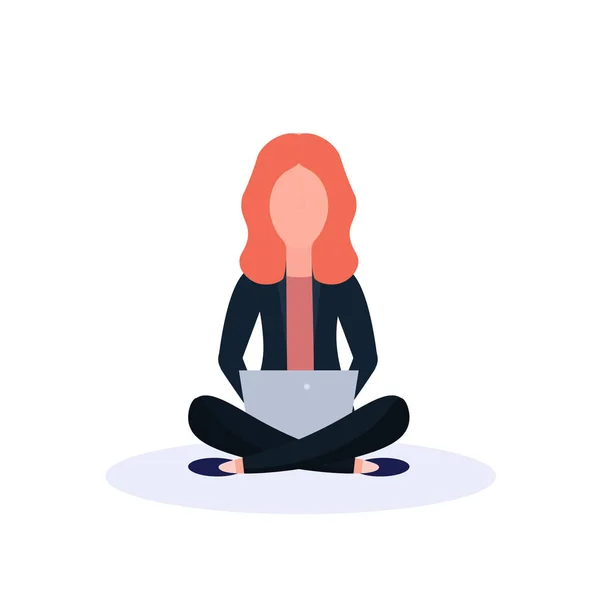 Pelirroja mujer sentada pose usando portátil aislado mujer sin rostro personaje de dibujos animados plana — Vector de stock