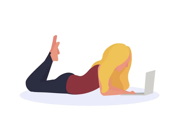 金发碧眼的女人使用笔记本电脑躺在姿势孤立的不露面的轮廓女性卡通人物全长平 — 图库矢量图片