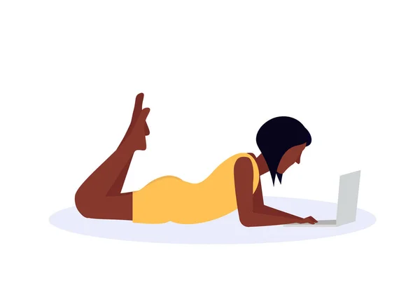 Afro-américaine femme utilisant ordinateur portable pose couché isolé profil sans visage silhouette personnage de bande dessinée femme pleine longueur plat — Image vectorielle
