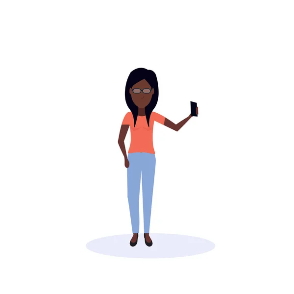Afro americano mulher fazendo selfie pé pose isolado sem rosto silhueta fêmea desenho animado personagem completo comprimento plano — Vetor de Stock