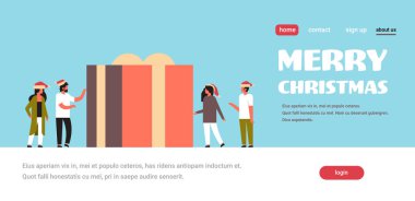 büyük hediye kutusu duran insanlar neşeli Noel mutlu yeni yıl tatil kavramı düz yatay kopya alanı mevcut