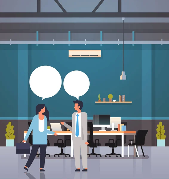 Oameni de afaceri chat bubble comunicare concept om de afaceri femeie cuplu vorbire dialog birou modern interior full length desene animate personaje plat vector ilustrare — Vector de stoc