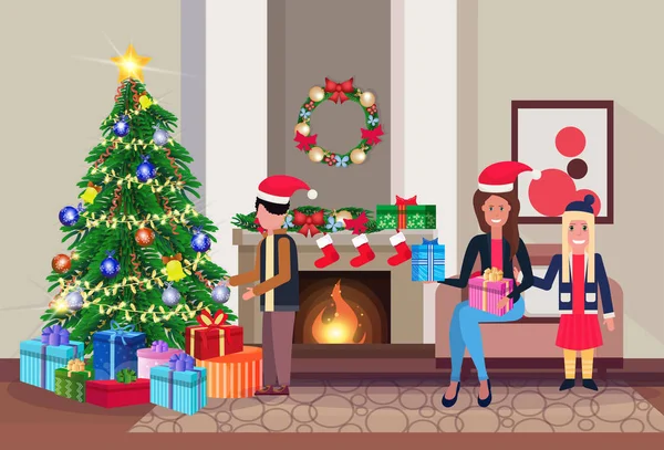 Familjen dekorera tall träd god jul gott nytt år vardagsrum spis hem inredning vintern holiday konceptet platt horisontellt — Stock vektor