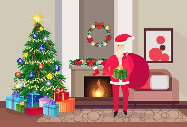 Santa claus drží Dárkový box pytel v obývacího pokoje zařízené Veselé Vánoce šťastný nový rok borovice strom krb výzdoba interiéru domu Zimní dovolená concept rovinnou a vodorovnou — Stockový vektor