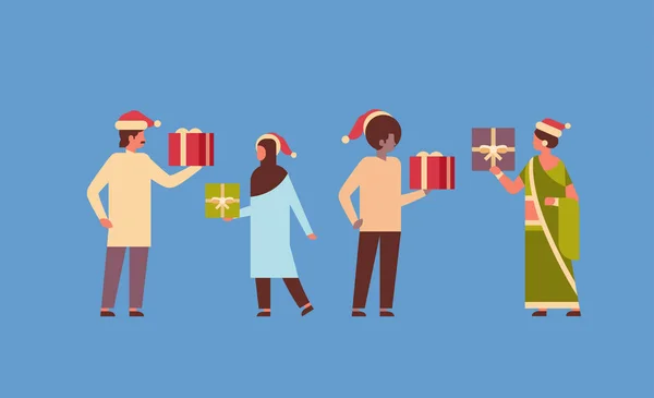 Мікс гонки люди тримають подарункову коробку подарунок один одному веселі різдвяні щасливі новорічні свята концепція святкування повної довжини мультяшні персонажі плоскі горизонтальні — стоковий вектор