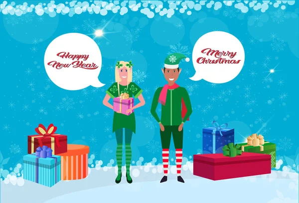 Mélange course couple homme femme porter elfe costume chat bulle heureux nouvelle année joyeux Noël concept cadeaux boîtes décoration plat horizontal bannière — Image vectorielle