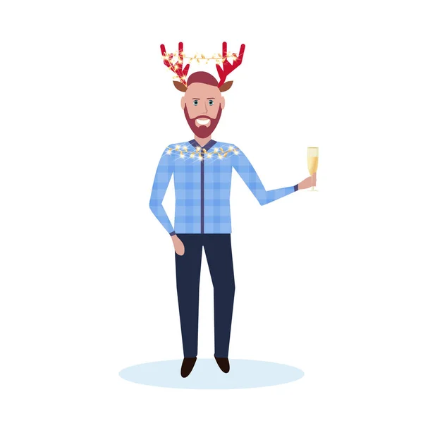 Hombre celebración de champán de cristal con traje de ciervo feliz año nuevo feliz concepto de Navidad plana personaje de dibujos animados masculinos aislados de longitud completa — Vector de stock