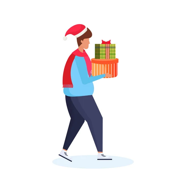 Hombre casual con sombrero celebración caja de regalo feliz año nuevo feliz Navidad concepto dibujos animados masculinos carácter perfil de longitud completa aislado — Vector de stock